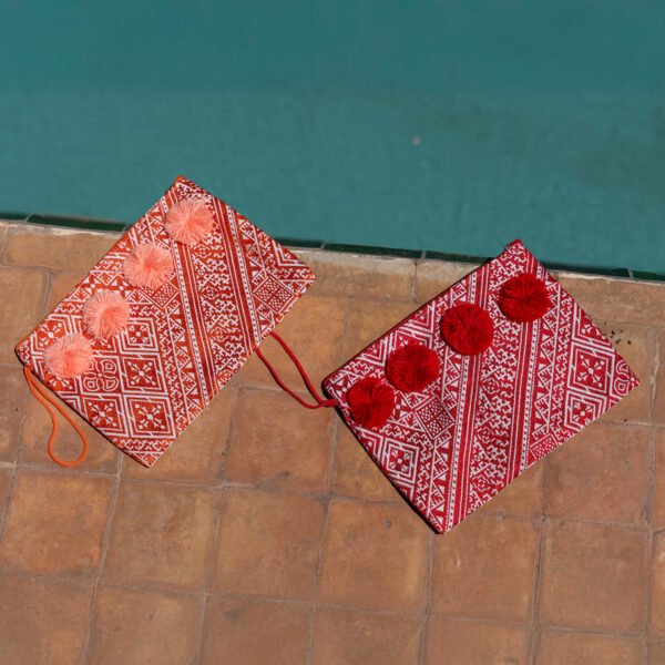 pochette a pon pon rouge ou orange